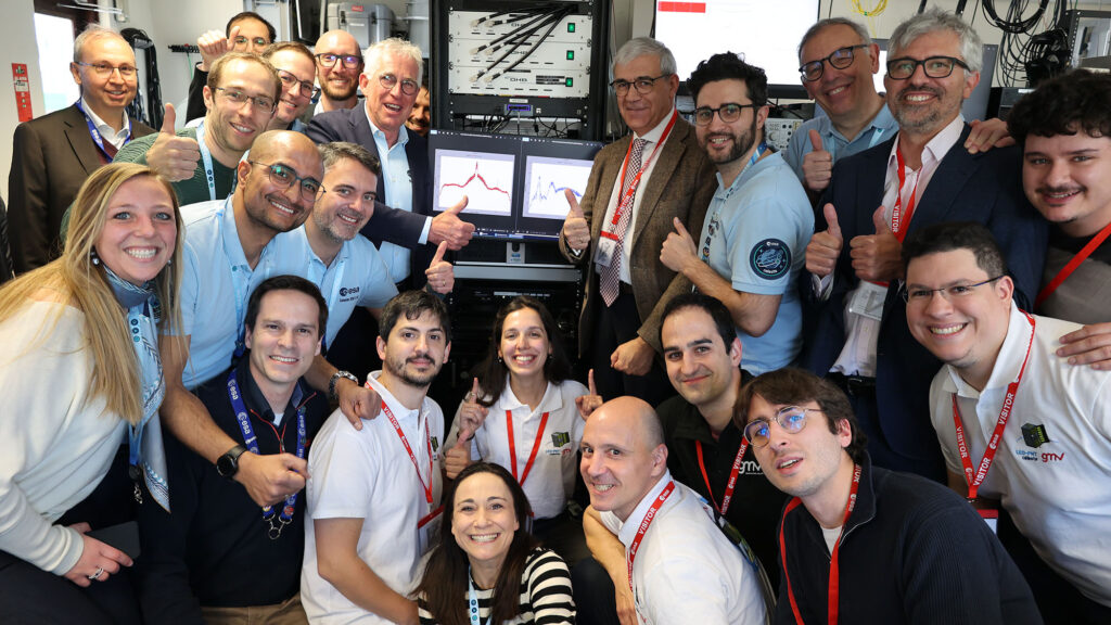 Členové ESA i průmyslových firem se radují z přijetí prvního navigačního signálu programu Celeste.