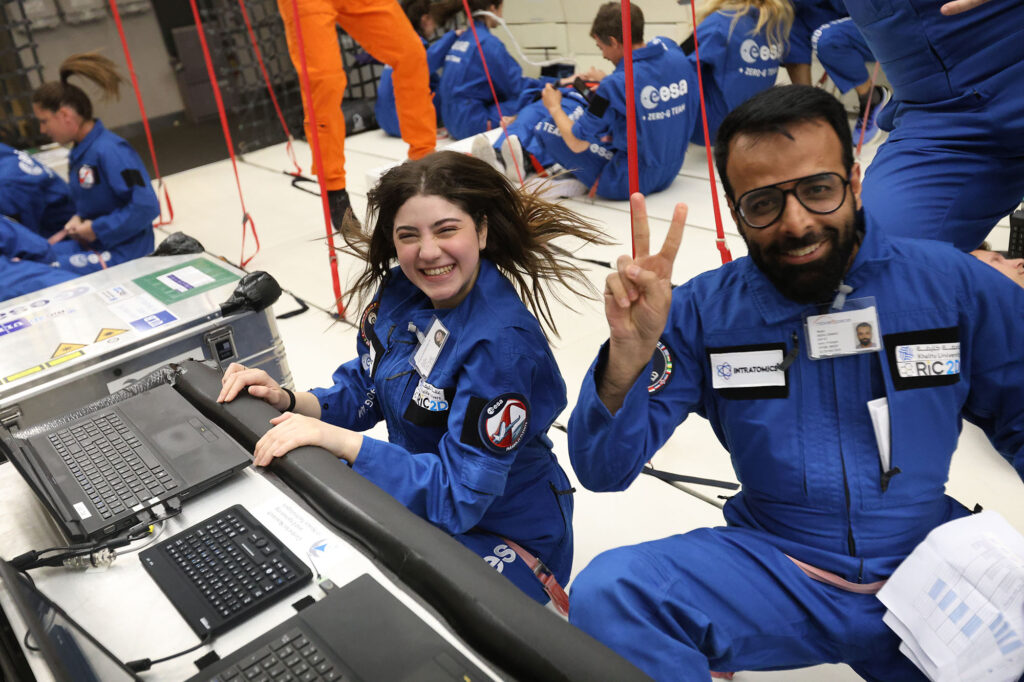 Experiment s grafenovým aerogelem proběhl na palubě letounu pohybujícího se o parabolické dráze.