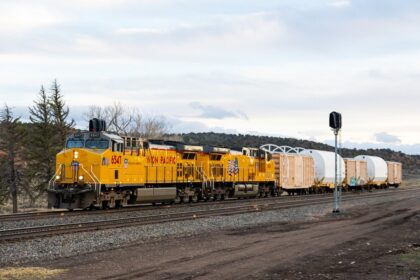 Vlak se dvěma spodními palivovými segmenty stupňů SRB, 2. dubna 2026. Pro zmírnění zatížení na infrastrukturu trati byly mezi kontejnery přidány další vozy.