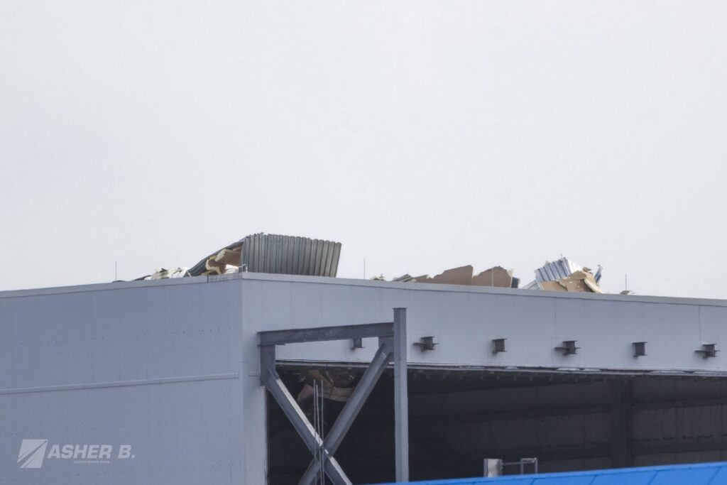 Poškozená střecha na budově Blue Origin, kde dochází k testování nádrží druhého stupně