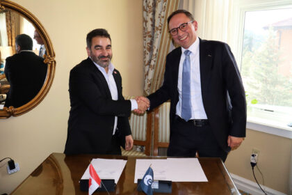 Laurent Jaffart, ředitel odboru odolnosti, navigace a konektivity Evropské kosmické agentury (ESA), si podává ruku s Minou Mitrym, generálním ředitelem společnosti Kepler Communications.