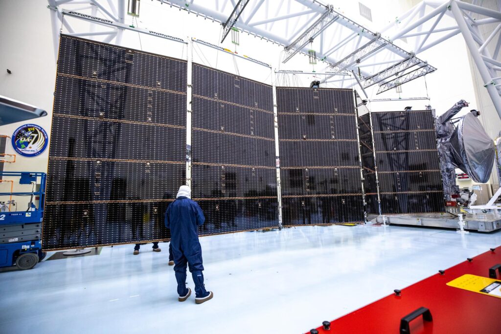 Příprava sondy Europa Clipper v PHSF.