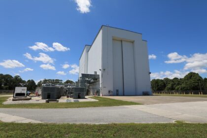 Zařízení PHSF (Payload Hazardous Servicing Facility ) zvenčí.