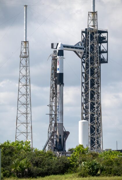 Crew Dragon s raketou Falcon 9 na startovní rampě.