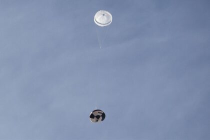 Snímek z padákových testů padákového systému pro Dragonfly