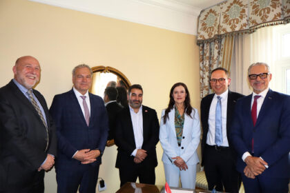 Podpis smlouvy mezi agenturou ESA a společností Kepler Communications ohledně projektu HydRON na vesmírném sympoziu v Colorado Springs