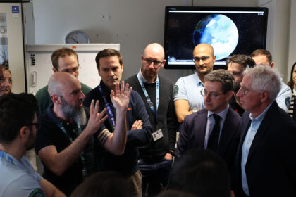 Čekání na první navigační signál mise Celeste.