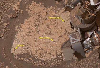 Toto je detailní snímek s popisky tří otvorů, které americký rover Curiosity vyvrtal v říjnu 2020 do marsovské horniny v lokalitě přezdívané „Mary Anning“. Vzorek, v němž rover objevil celou řadu organických molekul, pocházel z místa „Mary Anning 3“. (Sousední místo s přezdívkou „Mary Anning 2“ nebylo využito.) 