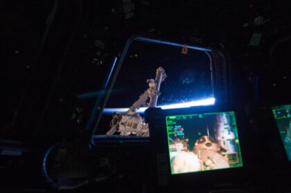 Výhled z modulu Cupola na Canadarm2.