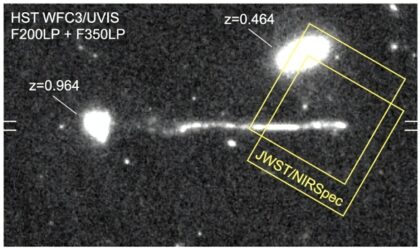 Tento snímek z Hubbleova teleskopu zachycuje ohon unikající černé díry RBH1. Ohon je dlouhý zhruba 62 kiloparseků, tedy přibližně 200 000 světelných let.