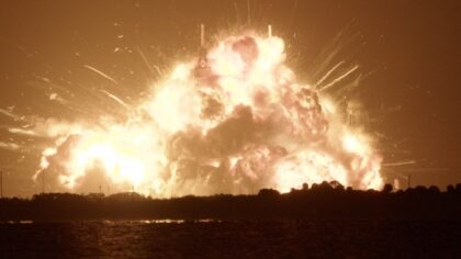 Exploze čtvrtého exempláře nosné rakety New Glenn 29. května 2026 při zážehovém testu na rampě LC-36 ohrozila připravenost k vynesení demonstrátoru landeru Blue Moon MK2 pro misi Artemis III