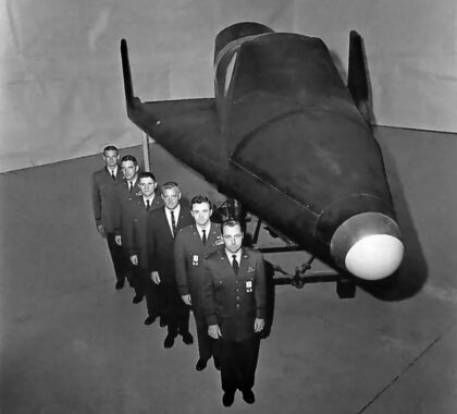 Piloti Dyna Soar při oficiálním představení na podzim 1962: (zepředu) William Knight, Russell Rogers, Milton Thompson, James Wood, Henry Gordon, Albert Crews
