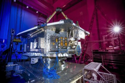 Zde zobrazená nosná konstrukce amerického kosmického teleskopu NEO Surveyor prošla v srpnu 2025 sérií testů ve společnosti BAE Systems Space & Mission Systems v Boulderu v Coloradu. Nosná konstrukce obsahuje subsystémy napájení, pohonu, avioniky a komunikace, které jsou všechny odděleny od dalekohledu a citlivých detektorů.