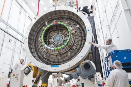 Modul HALO zavěšen v prostorách společnosti Northrop Grumman, kde probíhá jeho montáž a kontrola. Zdroj: NASA