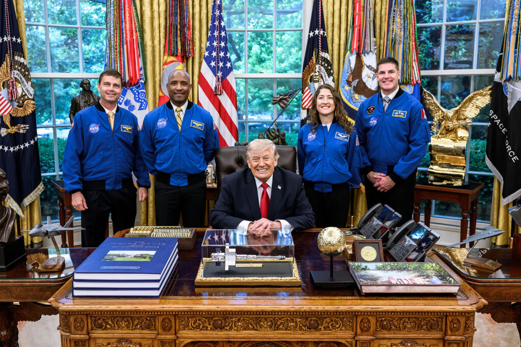 Posádka mise Artemis II u Donalda Trumpa.