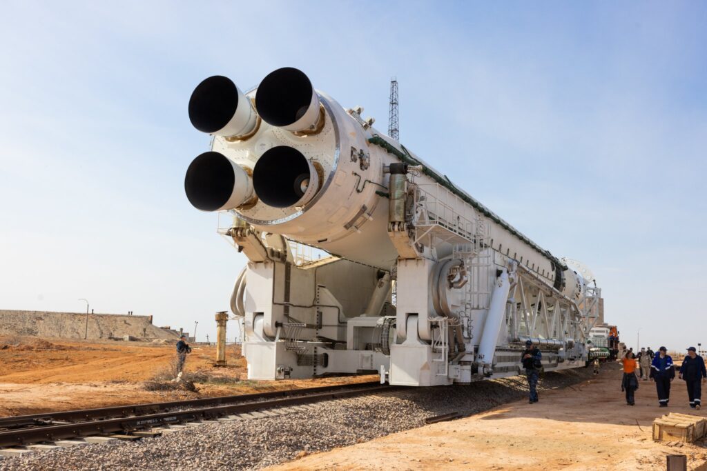 Detailnější pohled na zadní část rakety. Sojuz-5 leží v erektoru, který na rampě raketu vztyčí. Foto: Roskosmos 