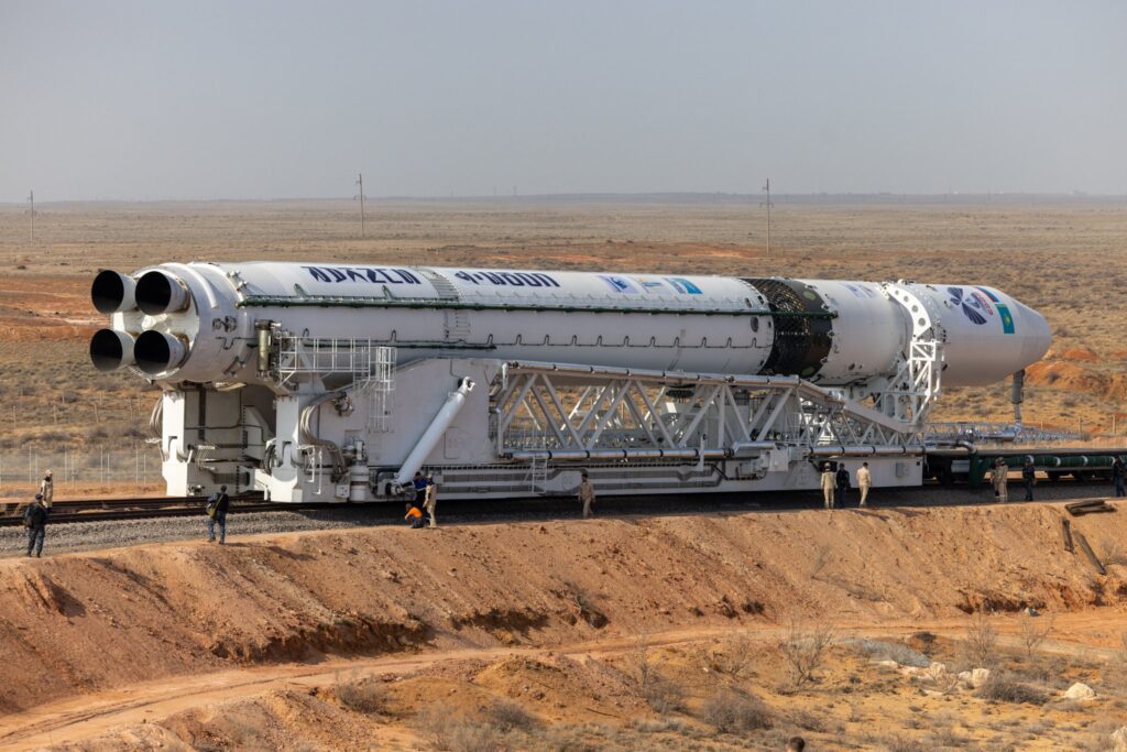 V okolí kosmodromu Bajkonur široko daleko nic není, což je dobře vidět za raketou, kde je patrná rozlehlá pláň. Foto: Roskosmos