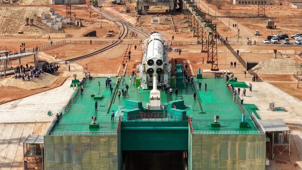 Cíl dosažen. Dalším úkolem je usazení a zvednutí rakety. Foto: Roskosmos