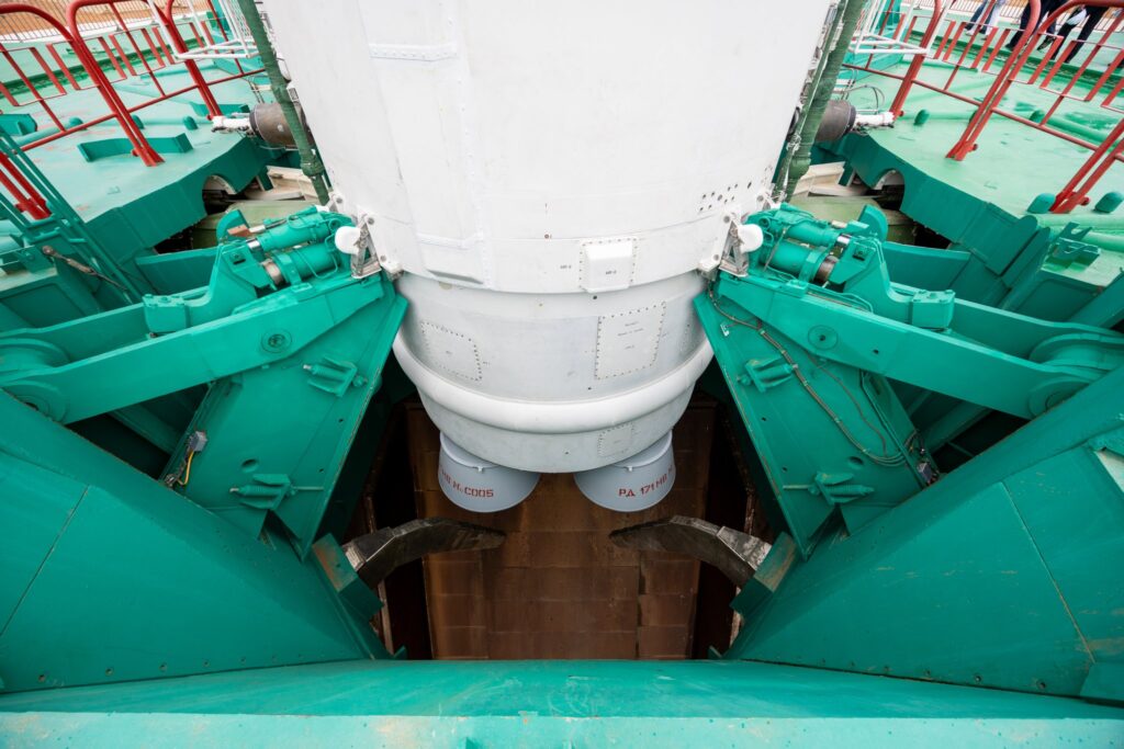 Parádní detail na uložení a upevnění rakety. Ve spodní části je patrný tunel odvodu spalin. Foto: Roskosmos