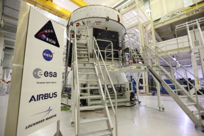 Servisní modul Orionu pro Artemis III s dočasně instalovanými solárními panely před akustickým testováním, 30. dubna 2026