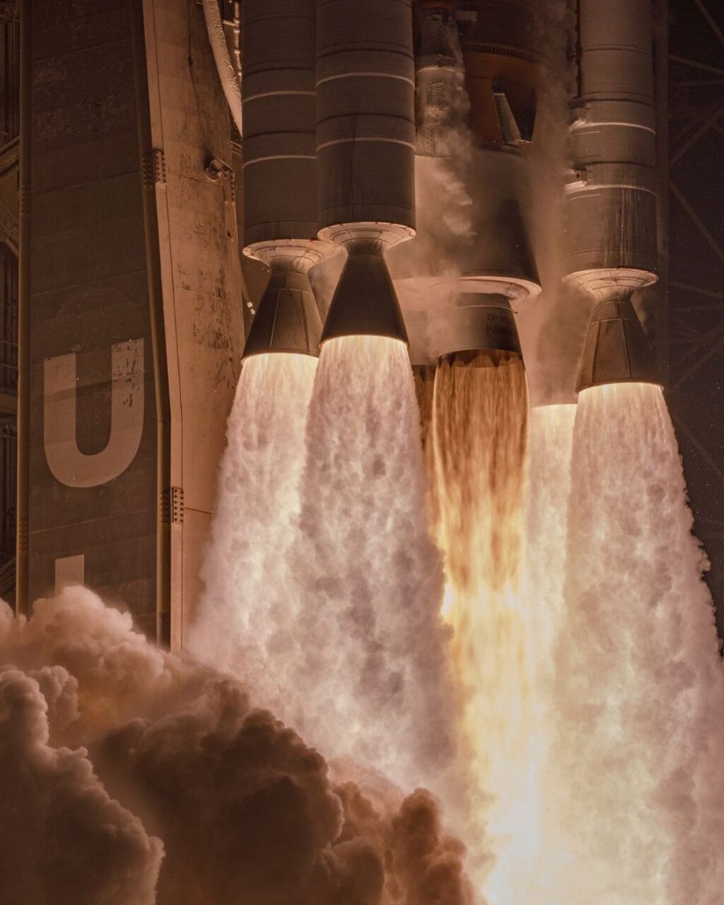 Motorová sekce rakety Atlas V během startu s družicemi konstelace Amazon Leo