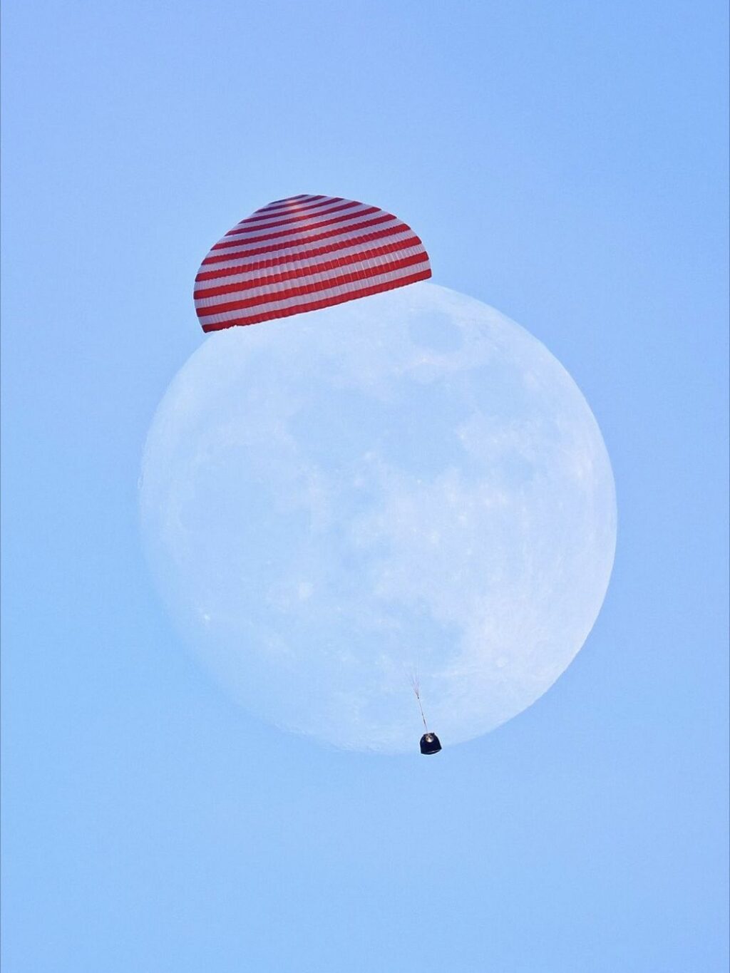 Snímek zachycující návrat mise Shenzhou 22