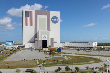 Zavážení centrálního stupně rakety SLS pro misi Artemis III do haly VAB.