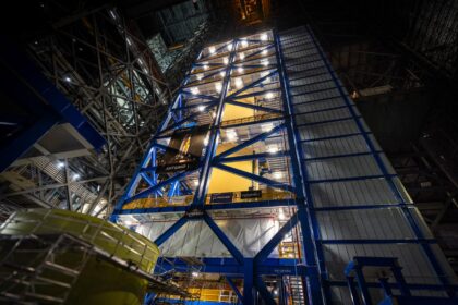 Centrální stupeň SLS pro Artemis III v buňce CSVIC, 4. května 2026. Vlevo v popředí odpojený transportní adaptér.