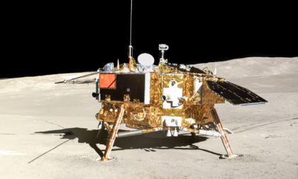 Přistávací modul mise Chang'e-4 vyfocený na povrchu vozítkem Yutu-2 na odvrácené straně Měsíce. Zdroj: CNSA