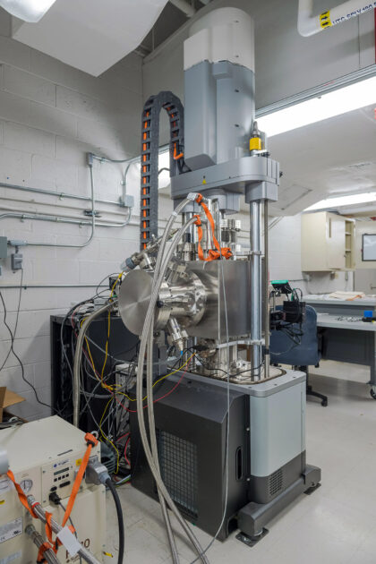LESTR (Lunar Environment Structural Test Rig) na Glennově středisku simuluje extrémní mrazy, které panují třeba na Měsíci.