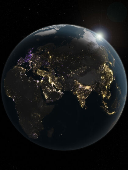 Analýza údajů o nočním osvětlení za téměř deset let (2014–2022) získaných z produktu Black Marble agentury NASA odhalila oblasti s rostoucí (zlatá barva) a klesající (fialová barva) intenzitou osvětlení, které jsou zde zobrazeny na východní polokouli.