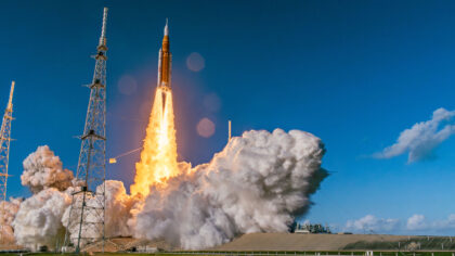 Raketa SLS startuje na misi Artemis II.