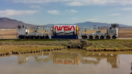 Středový segment SRB s logem NASA na cestě ze skladu v Promontory do stanice Corinne dne 1. června 2026