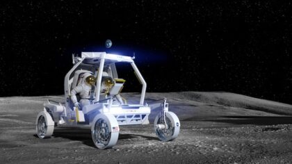 Umělecká interpretace vozítka Crewed Lunar Vehicle od firmy Astrolab na povrchu Měsíce.