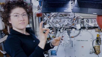 Christina Koch u Cold Atom Lab v roce 2020.