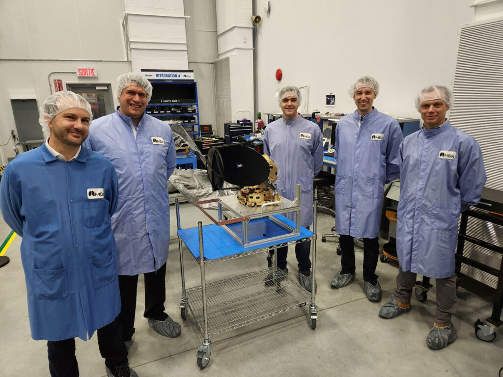 Zástupci ESA a Airbus Defence and Space během zkoušek zaměřovacího mechanismu antény pro mezidružicová spojení pro družice Galileo druhé generace.