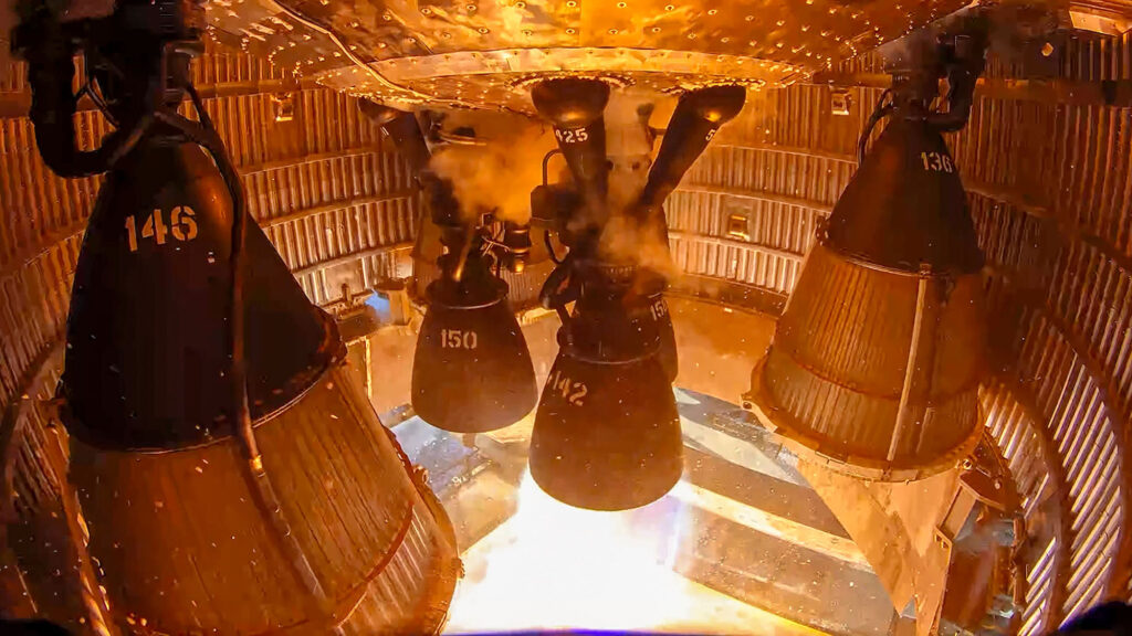 Statický zážeh jednoho raketového motoru Raptor na Starship S40.
