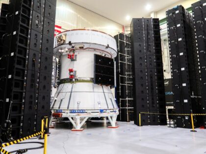 Servisní modul Orionu pro Artemis III před akustickým testováním, 7. května 2026