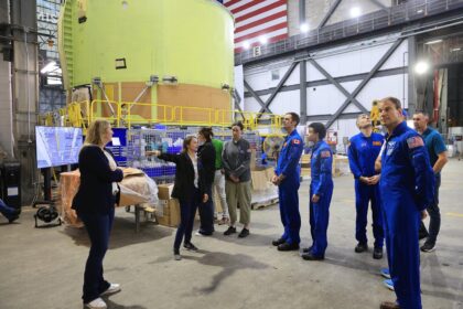 Motorová sekce centrálního stupně SLS pro Artemis IV dne 12. května 2026