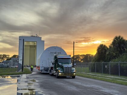 Přesun přepravního kontejneru s teleskopem Nancy Grace Roman k budově Payload Hazardous Servicing Facility na Kennedyho středisku.