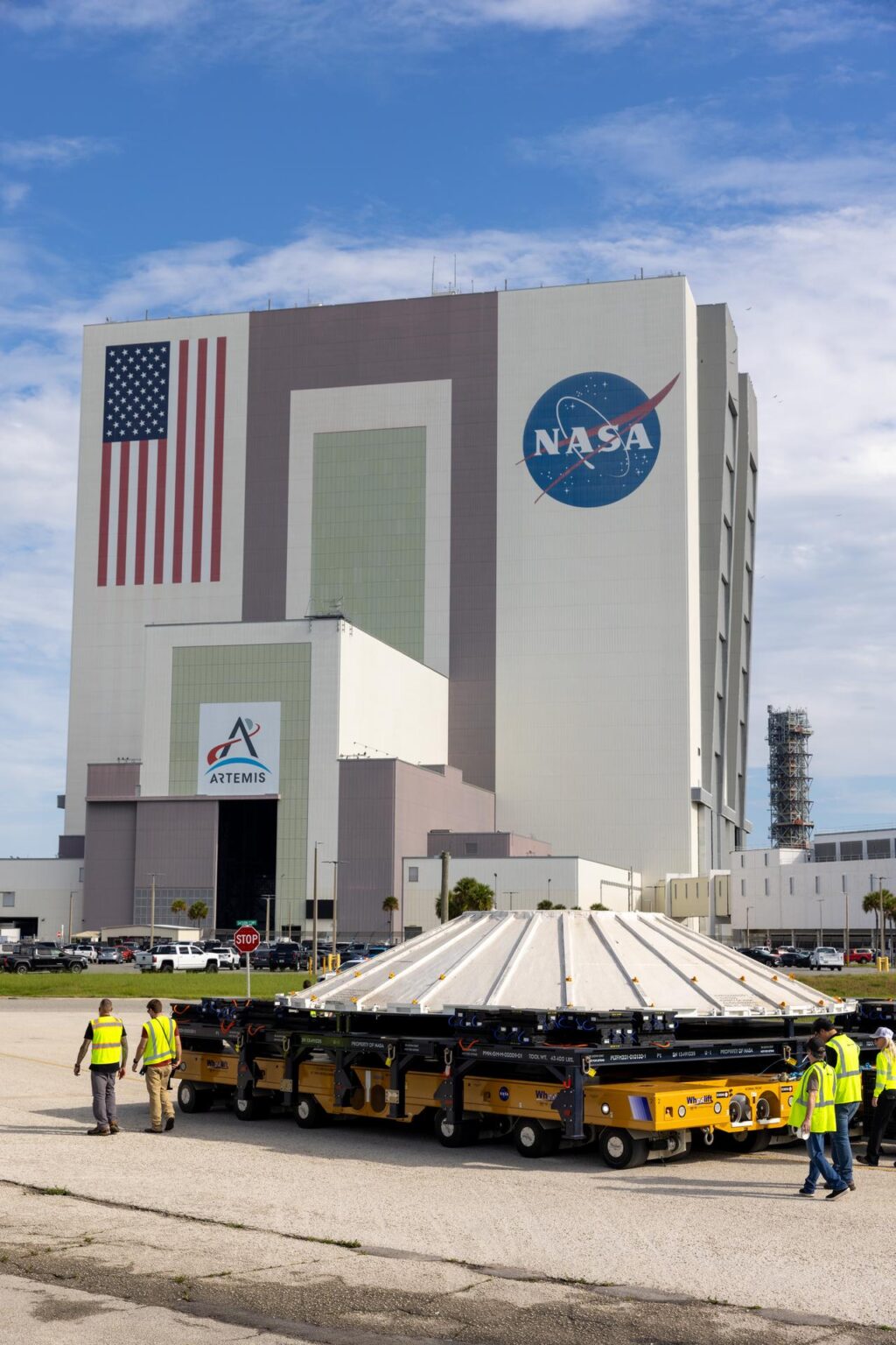 Přesun weather coveru centrálního stupně rakety SLS kolem haly VAB.