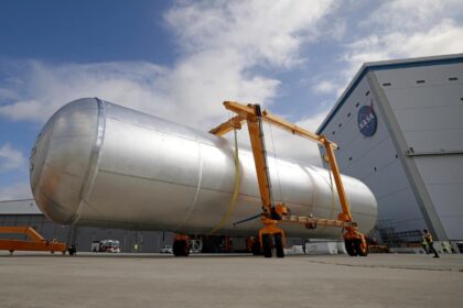 Nádrž na kapalný vodík centrálního stupně SLS pro Artemis IV dne 6. března 2026
