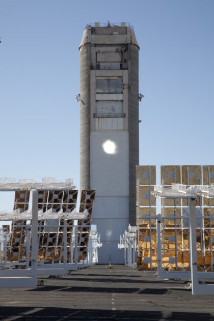 Středová věž na National Solar Thermal Test Facility.