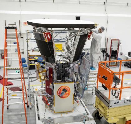 Parker Solar Probe během stavby