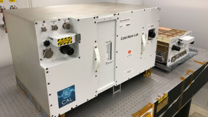 Cold Atom Lab během předstartovních zkoušek na Zemi.