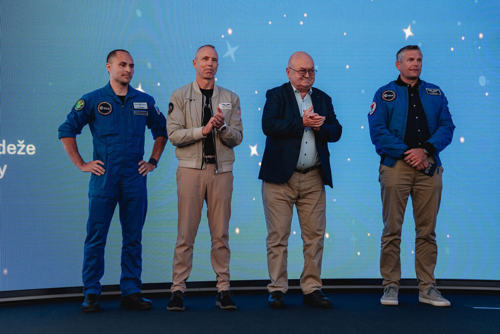Čtveřice kosmonautů na tiskové konferenci v pražském planetáriu - zleva Aleš Svoboda, Andrew Feustel, Vladimír Remek, Andreas Mogensen.