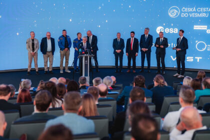 Všichni řečníci tiskové konference se v závěru sešli na pódiu.