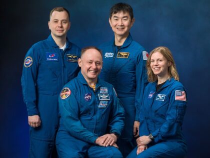 Crew-11 na oficiálním portrétu: (zleva) Oleg Platonov, Mike Fincke, Kimija Jui, Zena Cardman.