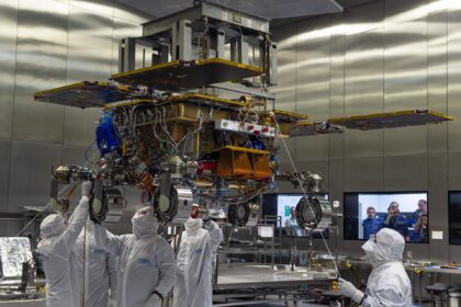 Rover Rosalind Franklin zavěšený v čisté místnosti v prostorách společnosti Airbus v Anglii v roce 2019, kde probíhala série testů. Obrázek: Airbus Space