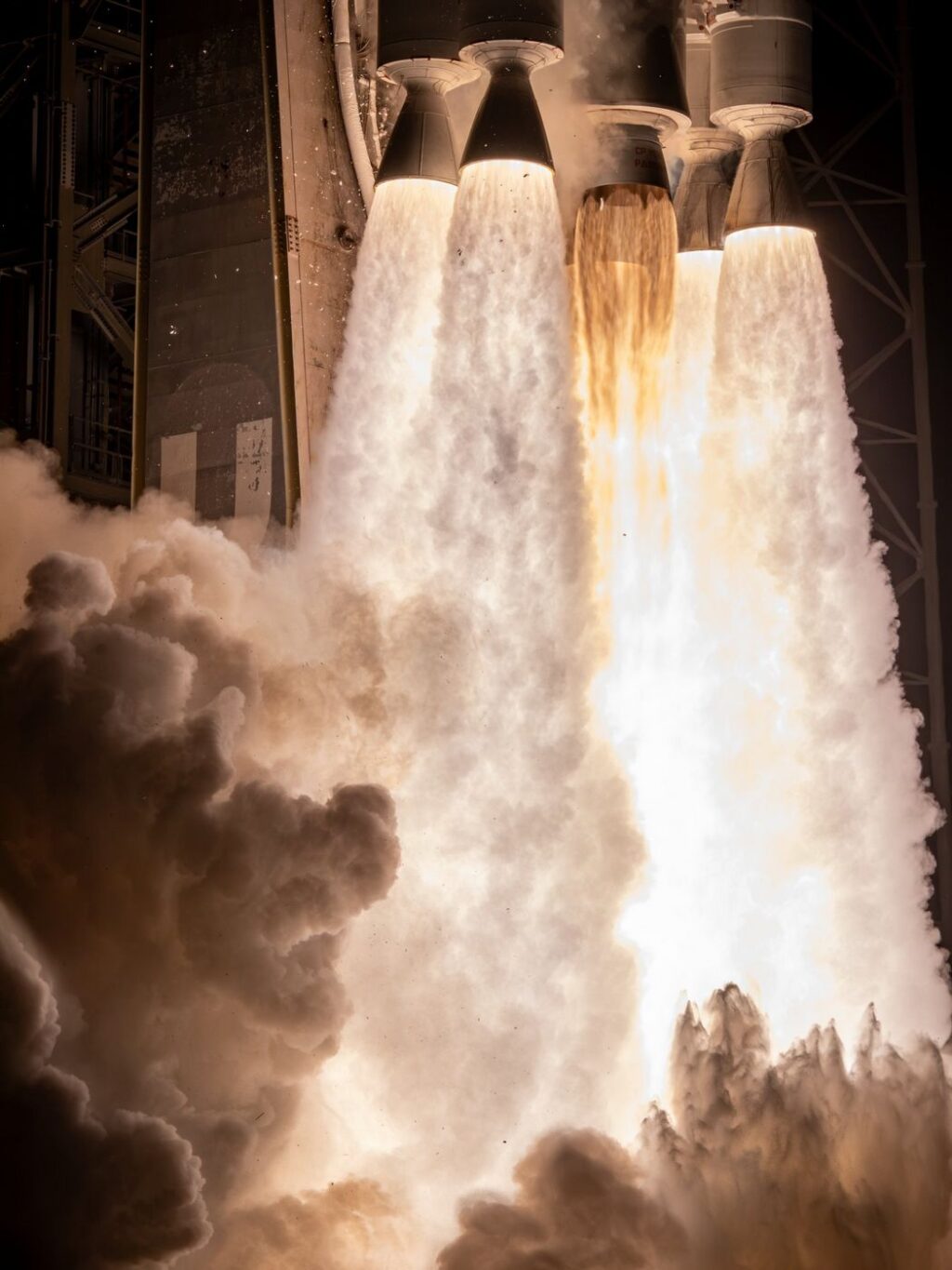 Motorová sekce při posledním startu rakety Atlas V ve verzi 551